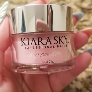 Kiara Sky Glow Powder in "Retro Pink"